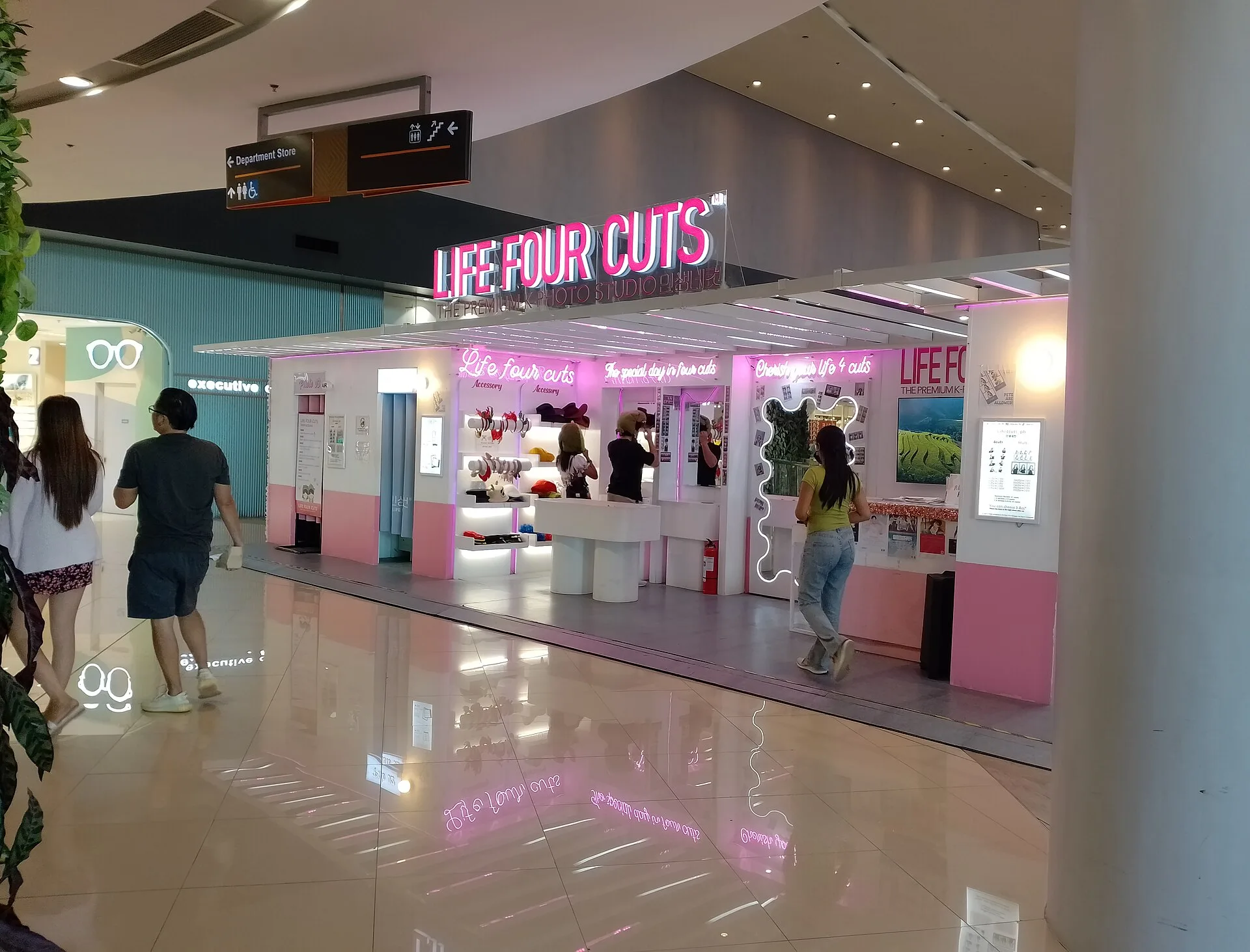 Life For Cuts: The Premium K-Photo Studio located at Robinsons Galleria Cebu is located in Cebu City. What a photo booth rental owner should record so deposits do not hide cash flow